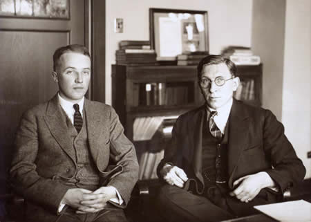 Frederick G. Banting y su colega Charles H. Best en 1924. Se los considera codescubridores de la insulina